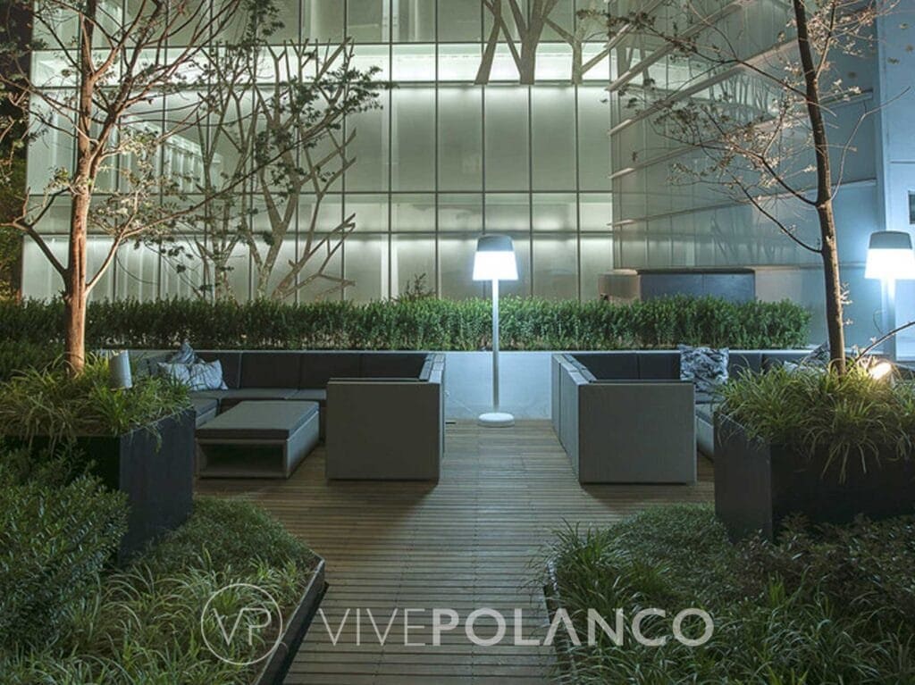 Terraza al aire libre en Emilio Castelar 219 con mobiliario moderno, iluminación nocturna y vegetación