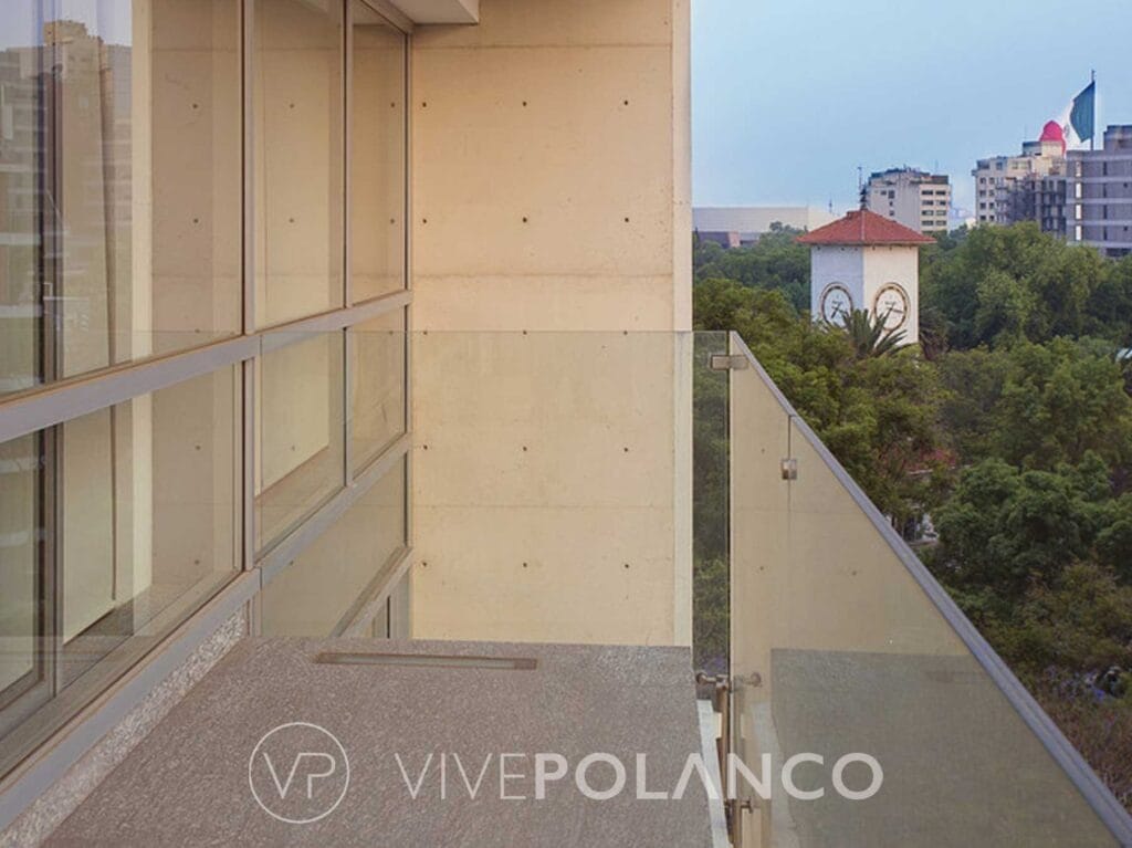 Balcón con barandal de cristal y vista hacia torre de reloj en Emilio Castelar 219, Polanco