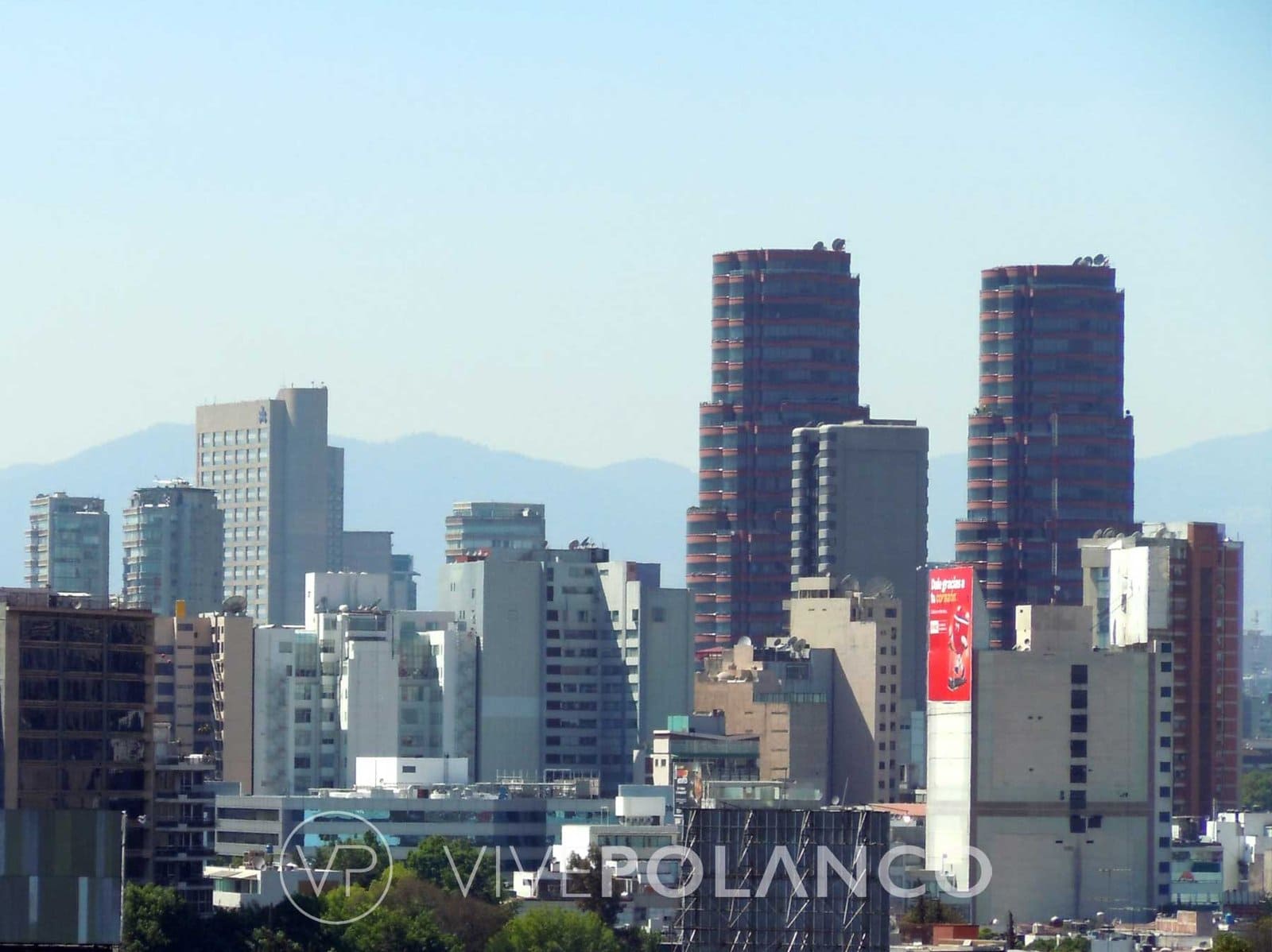 Vista del perfil urbano de Polanco con torres residenciales y el Bosque de Chapultepec al fondo