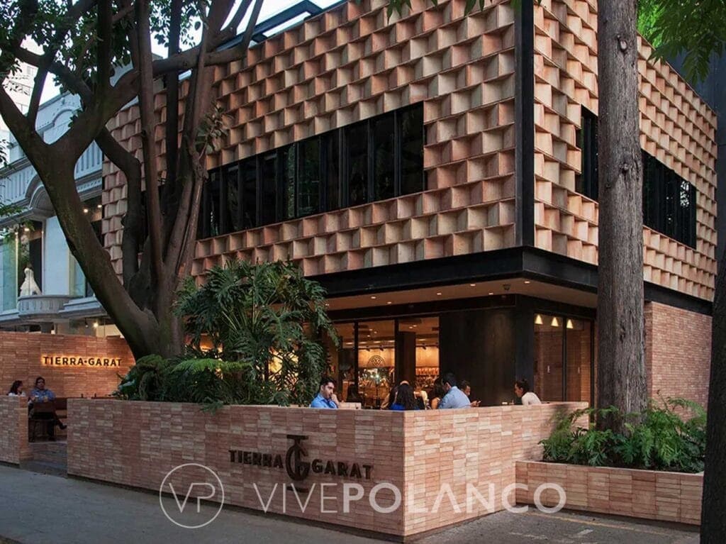 Fachada del restaurante Tierra Garat con diseño de ladrillos texturizados y terraza con comensales en Polanco Tierra Garat, Polanco