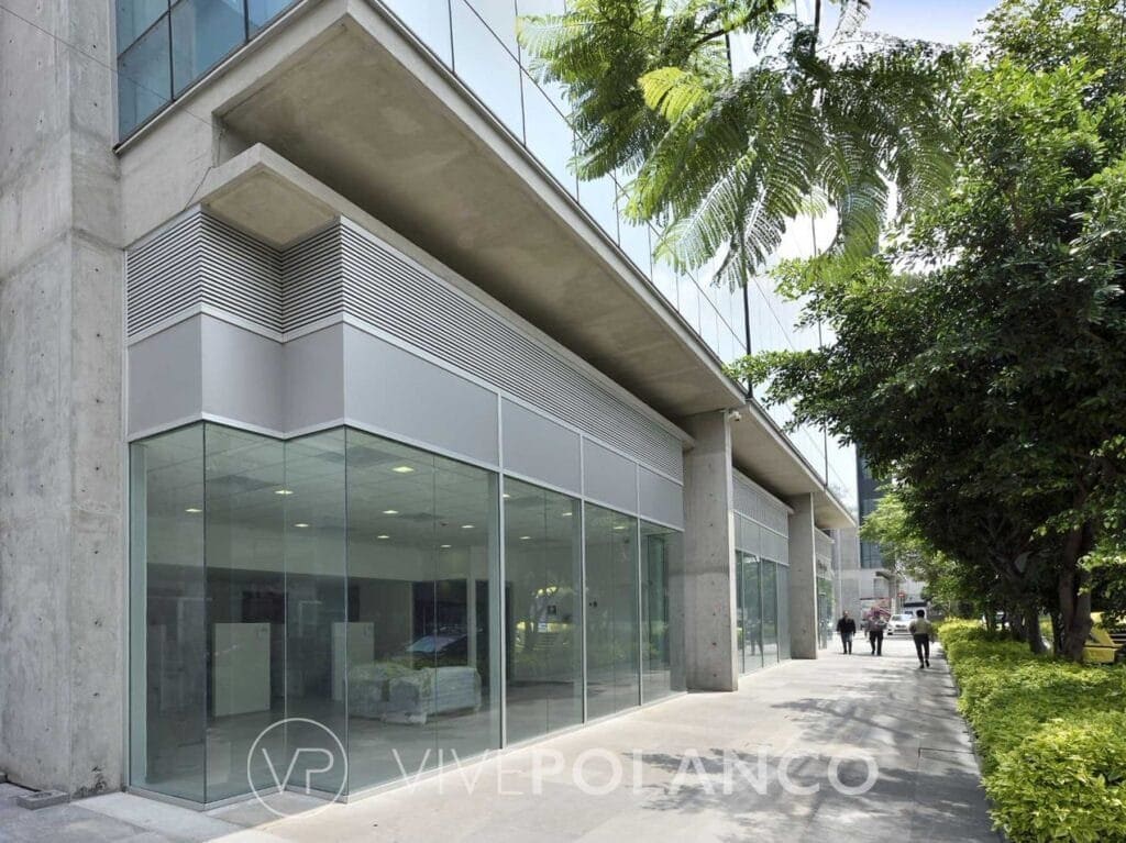 Vista exterior de la fachada de Armani Residences Masaryk con ventanales de vidrio y diseño arquitectónico moderno en Lago Alberto 442 Parques Plaza, Polanco