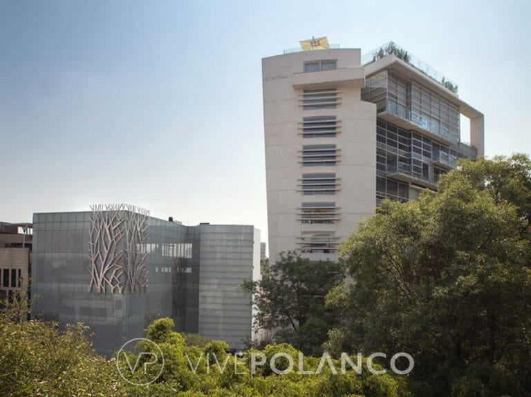 Vista exterior del Edificio Emilio Castelar 219 mostrando arquitectura moderna con vegetación urbana