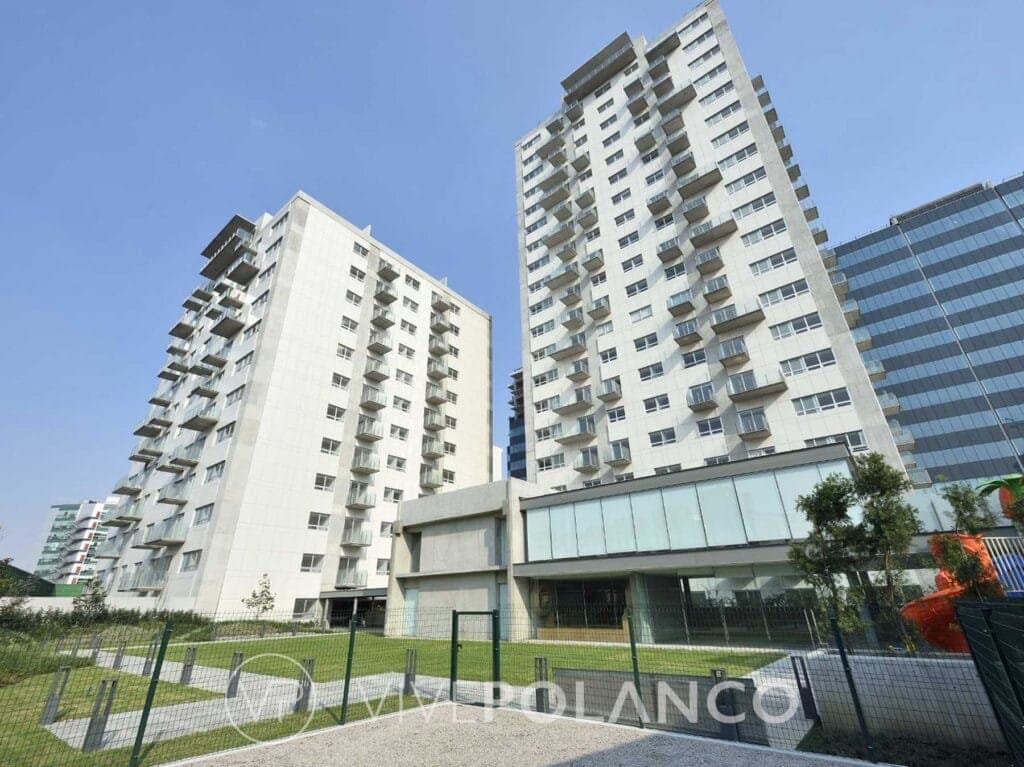 Vista exterior de edificios residenciales Lago Zurich con fachadas blancas, balcones y puente conector en Lago Alberto 442 Parques Plaza, Polanco