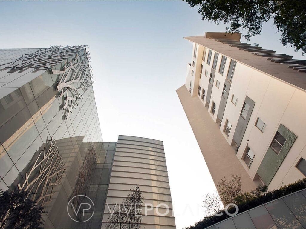 Vista hacia arriba del patio interior de Emilio Castelar 219 en Polanco con edificios residenciales