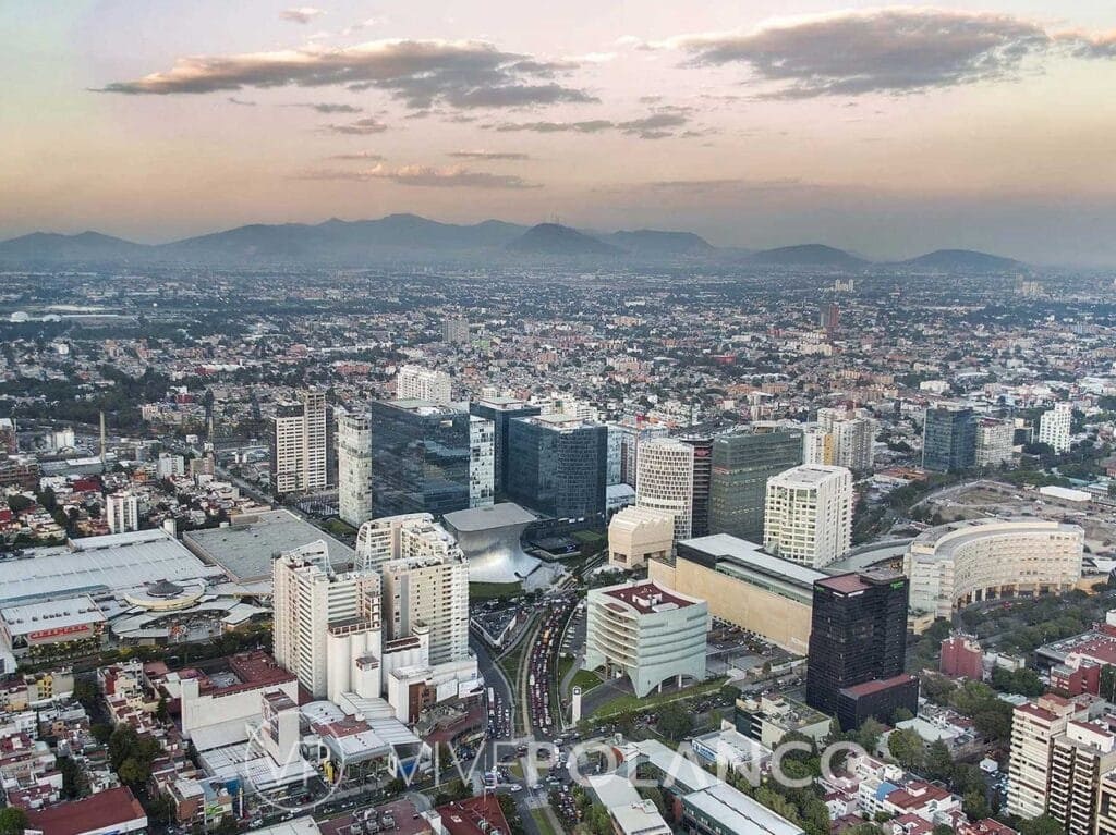Vista aérea del desarrollo inmobiliario con torres residenciales y de oficinas en zona urbana en Plaza Carso Polanco, Polanco