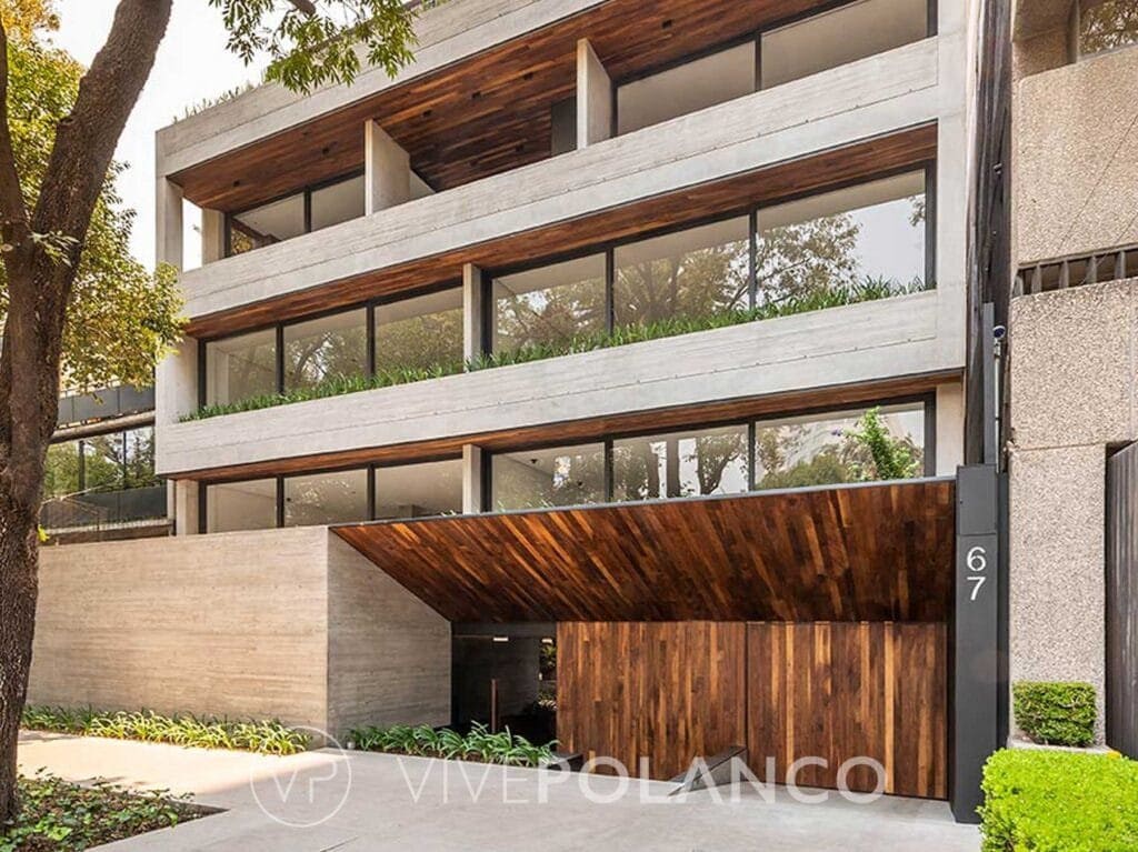 Fachada de casa moderna de tres pisos con combinación de concreto, madera y grandes ventanales en Calderón de la Barca 67, Polanco