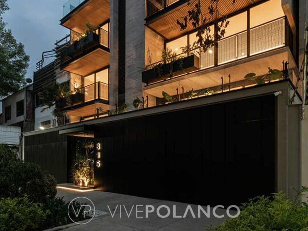 Edificio residencial moderno de noche con balcones iluminados, terrazas con plantas y garage en Sudermann 315, Polanco