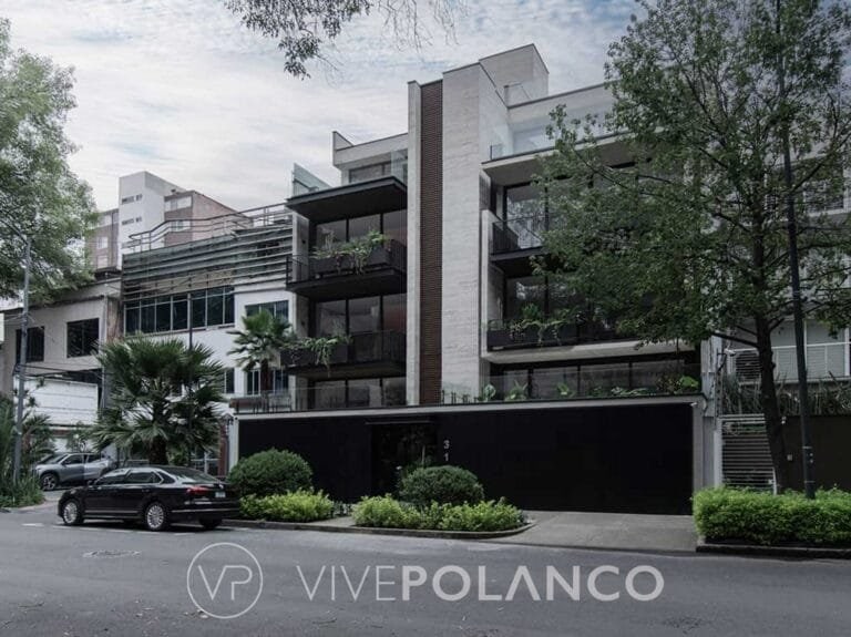 Edificio residencial moderno con fachada de concreto y ladrillo, balcones con vegetación y sedán negro en Sudermann 315, Polanco