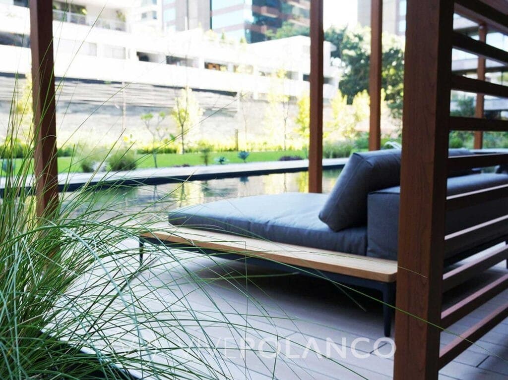 Terraza exterior con estructura de madera, asientos con cojines azules y plantas decorativas en Rubén Darío 225 Polanco, Polanco