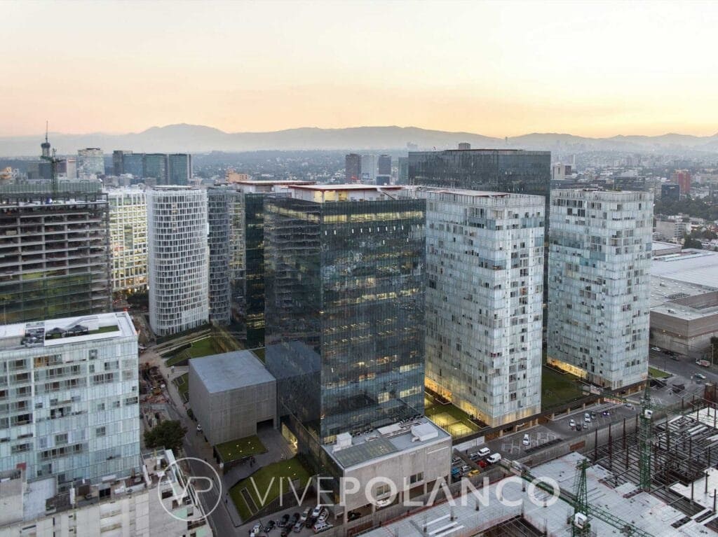 Vista aérea de Plaza Carso Polanco mostrando complejo arquitectónico moderno con torres de vidrio