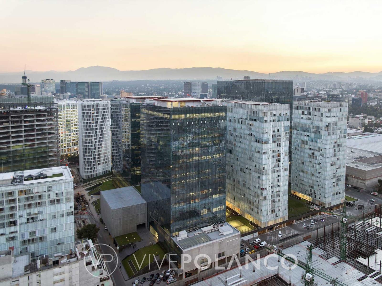 Vista aérea de Plaza Carso al atardecer mostrando complejo arquitectónico con torres residenciales y de oficinas