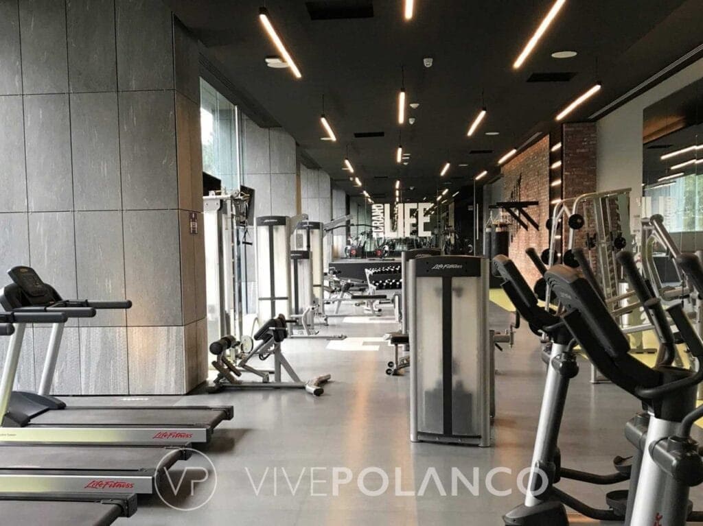 Gimnasio moderno en Be Grand Polanco con caminadoras Life Fitness y equipamiento de ejercicio completo