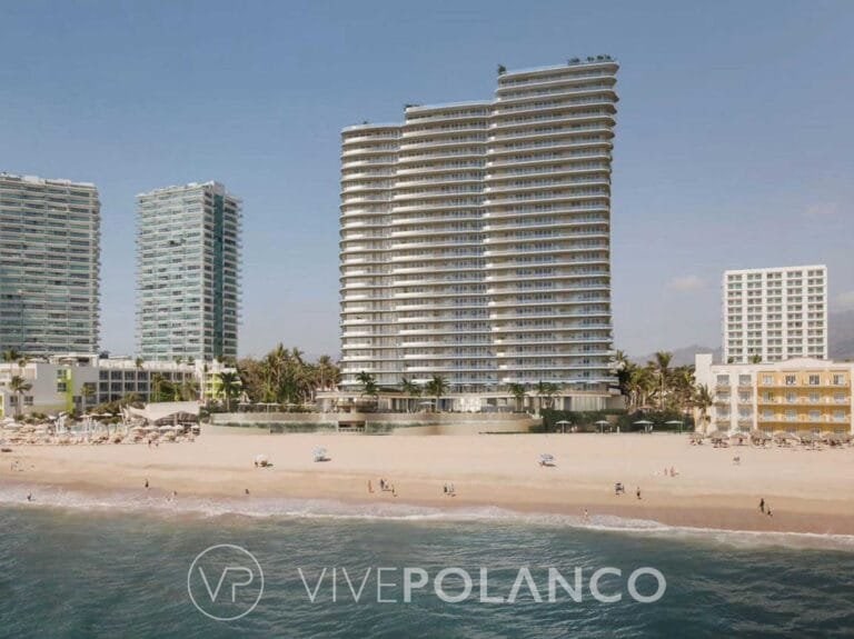 Vista aérea de playa con arena clara, bañistas y edificios residenciales de altura con palmeras en Thompson Vallarta, Polanco