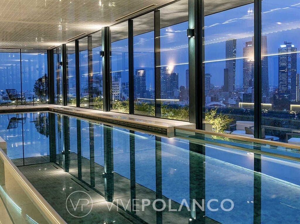 Alberca infinita cubierta con ventanales amplios que ofrecen vista panorámica de la ciudad al atardecer en Rubén Darío, Polanco