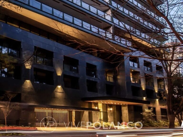 Fachada nocturna de edificio residencial con iluminación arquitectural y estructura metálica superior en Rubén Darío 141, Polanco