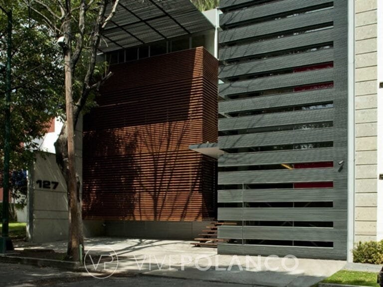Fachada de casa moderna con paneles de madera horizontal, escalones flotantes y pérgola contemporánea en Sofocles 127, Polanco