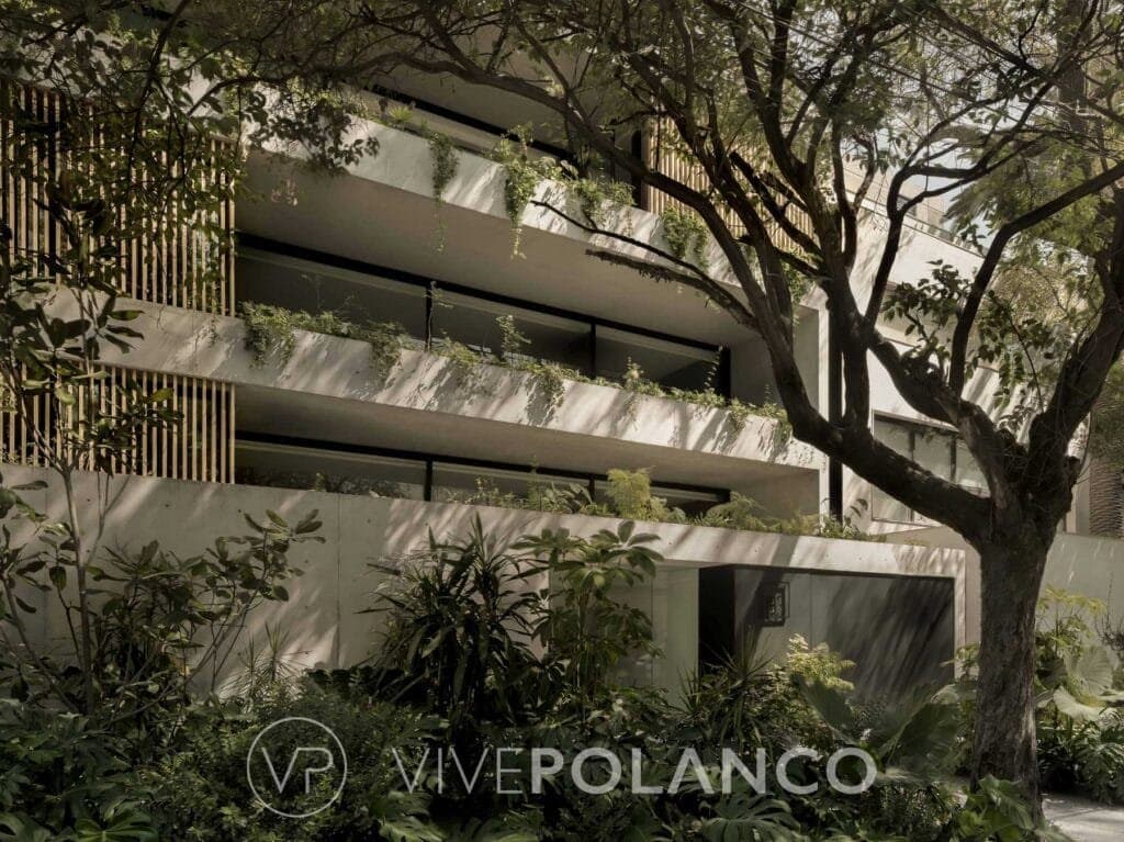 Fachada de edificio residencial moderno con balcones curvos, terrazas verdes y celosías de madera en Calderón de la Barca 93 Polanco, Polanco