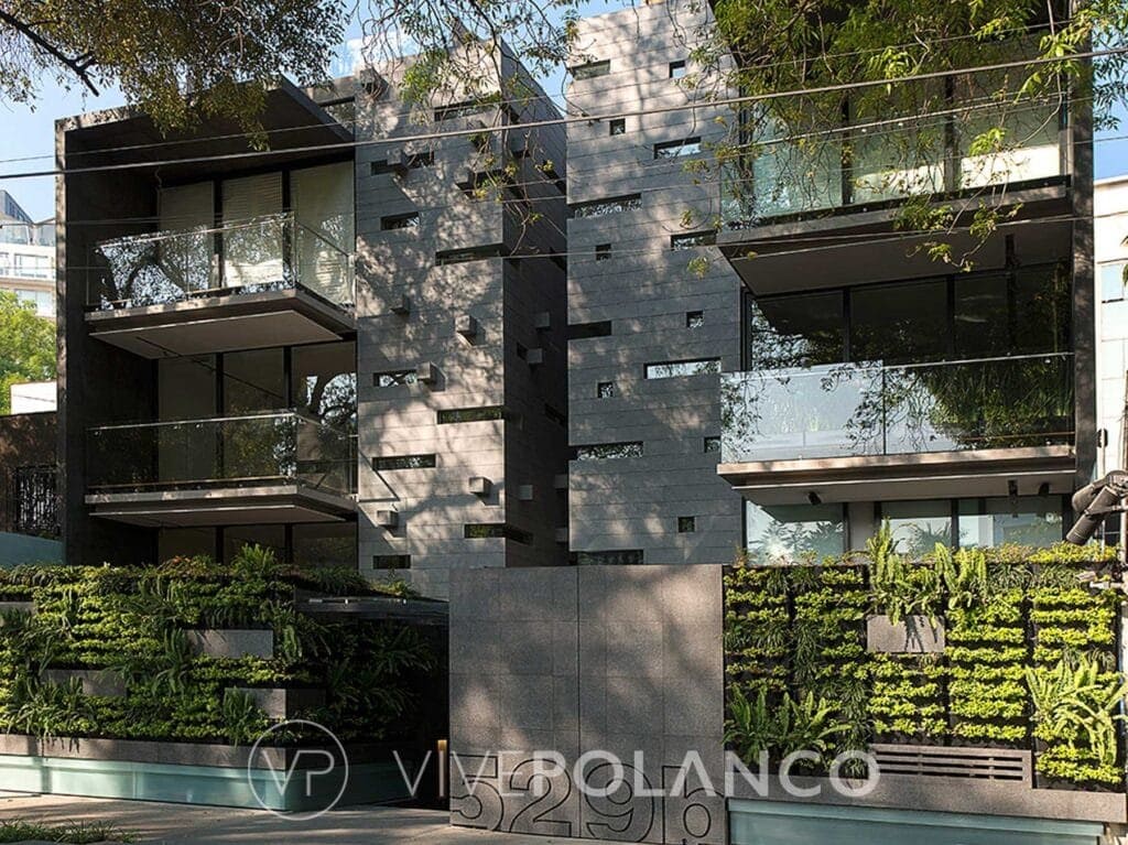 Fachada de edificio residencial contemporáneo con balcones volados, ventanales amplios y jardín vertical en Christian Andersen 529b Polanco, Polanco