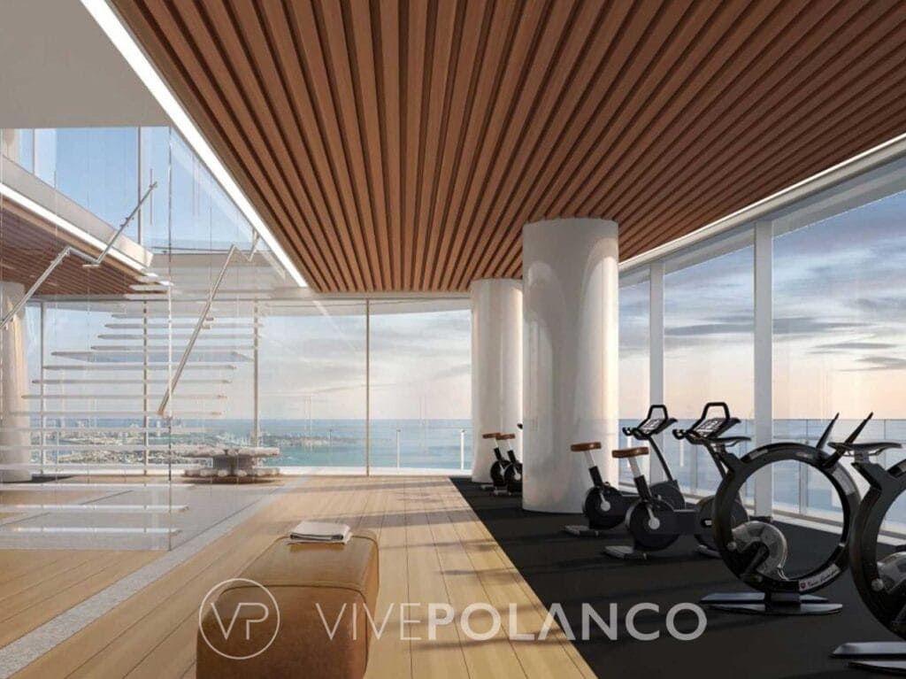 Gimnasio moderno en Aston Martin Residences Miami con equipos cardiovasculares y ventanales panorámicos en Aston Martin Miami, Polanco
