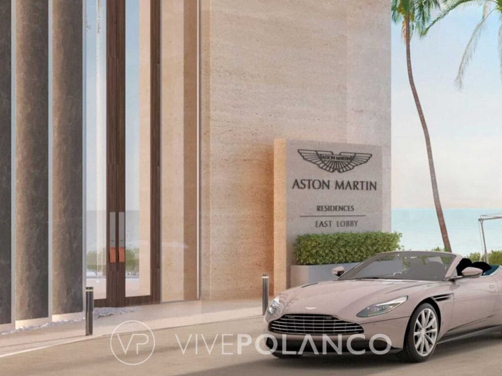 Acceso principal de Aston Martin Residences con letrero corporativo y automóvil de lujo estacionado en Aston Martin Miami, Polanco