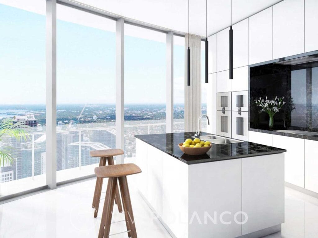 Cocina contemporánea con isla central y encimeras negras en Aston Martin Residences, Miami en Aston Martin Miami, Polanco