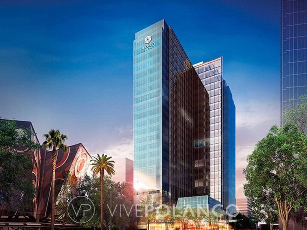 Vista exterior del edificio Hyatt Regency Insurgentes con fachada de vidrio y vegetación urbana
