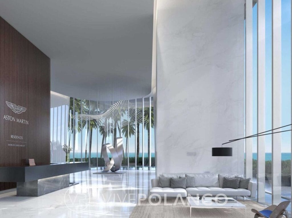 Lobby elegante de Aston Martin Residences con recepción de mármol, sofá moderno y ventanales panorámicos en Aston Martin Miami, Polanco