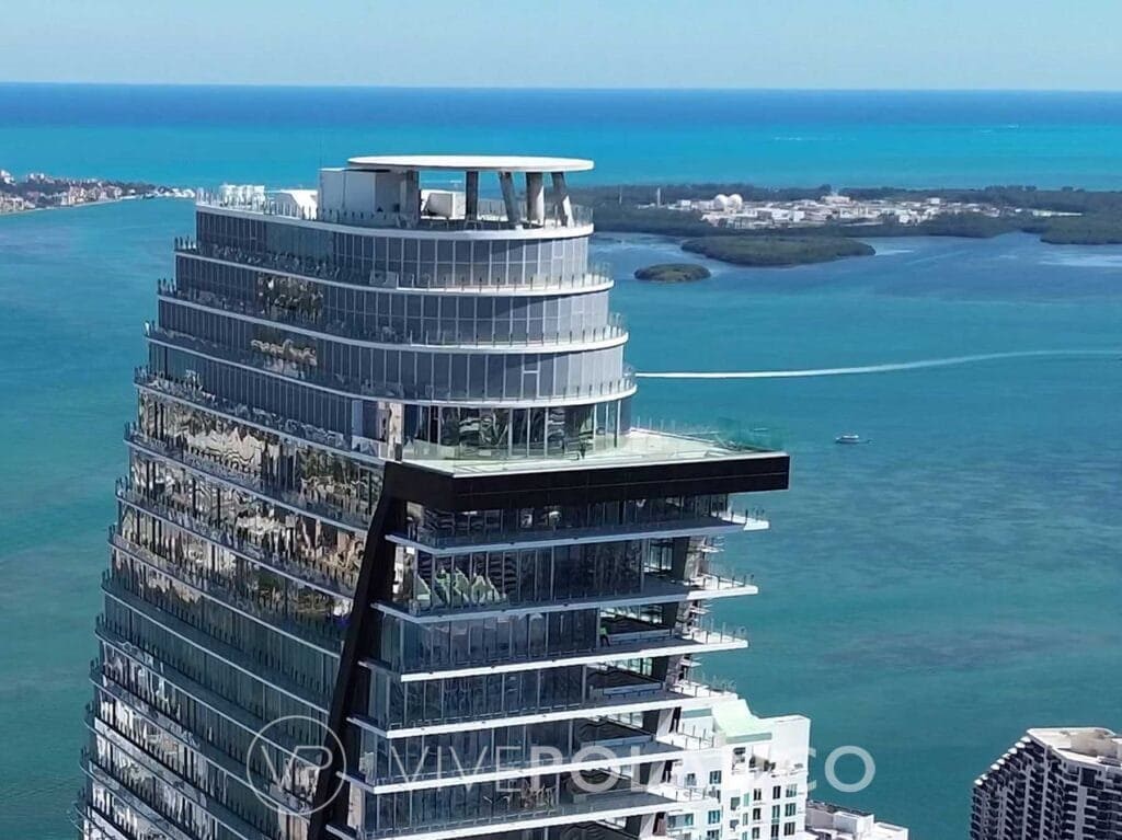 Rascacielos Aston Martin Residences con diseño escalonado frente al océano en Miami Downtown en Aston Martin Miami, Polanco