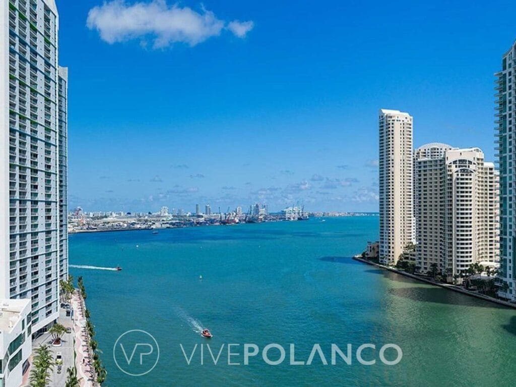 Vista aérea de las torres de Aston Martin Residences en Miami con vista panorámica a la bahía turquesa en Aston Martin Miami, Polanco