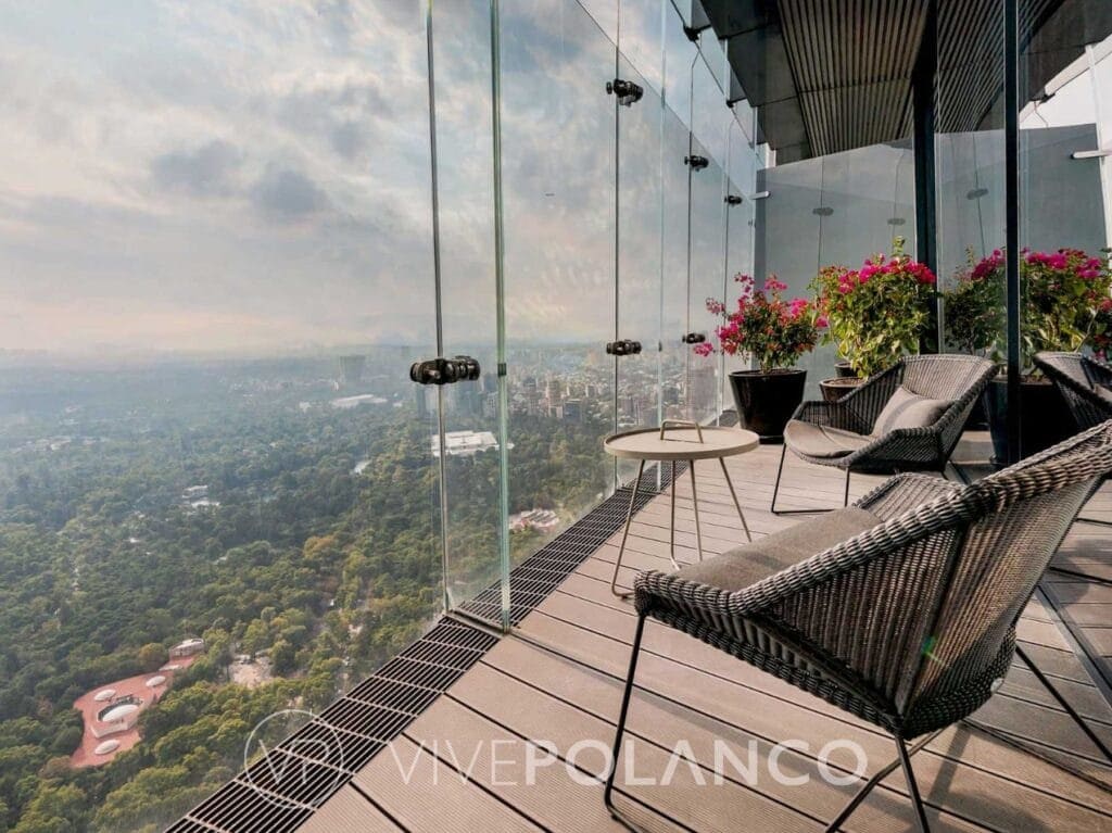 Terraza amueblada con vista panorámica de la ciudad desde The Ritz-Carlton Residences Mexico City en Ritz Carlton Cdmx1, Polanco