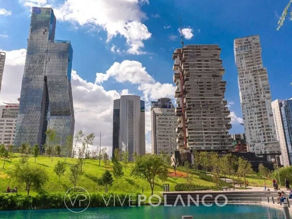 Vista aérea de rascacielos modernos rodeando un parque con lago en Santa Fe, Ciudad de México
