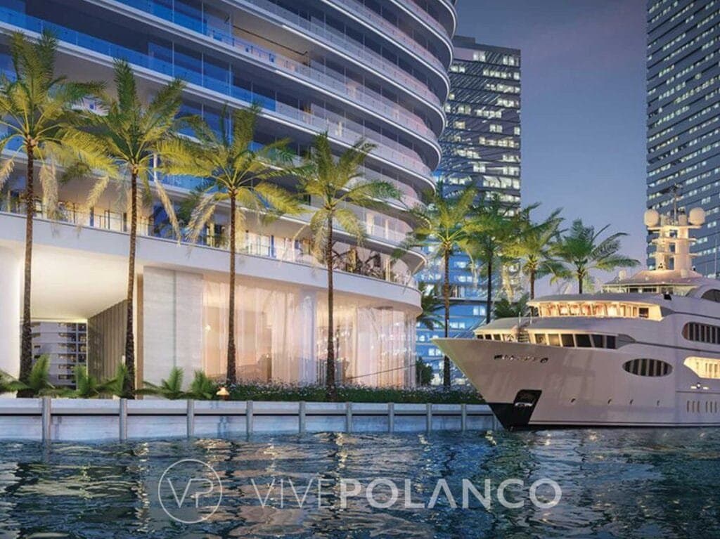 Vista nocturna del Aston Martin Residences en Miami con yate de lujo atracado en el muelle privado en Aston Martin Miami, Polanco