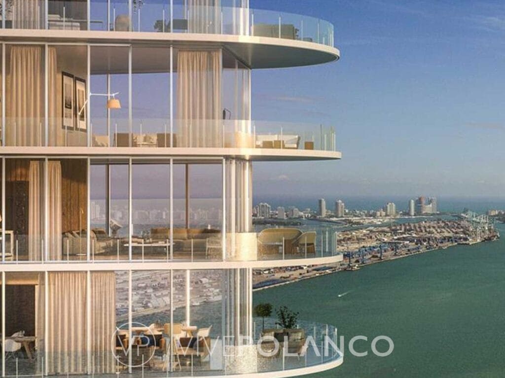 Terrazas curvas con ventanales del Aston Martin Residences con vista panorámica a la bahía de Miami en Aston Martin Miami, Polanco