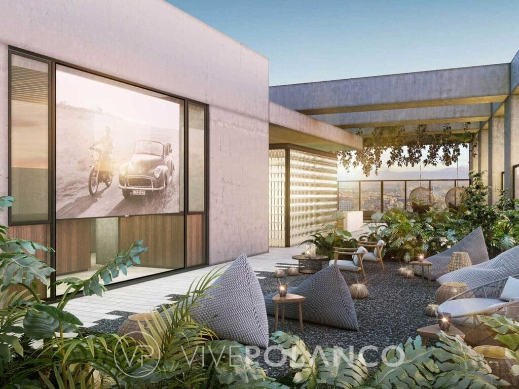 Terraza contemporánea con pantalla de proyección, sillones grises y vegetación exuberante en desarrollo Polanco en Cervantes, Polanco