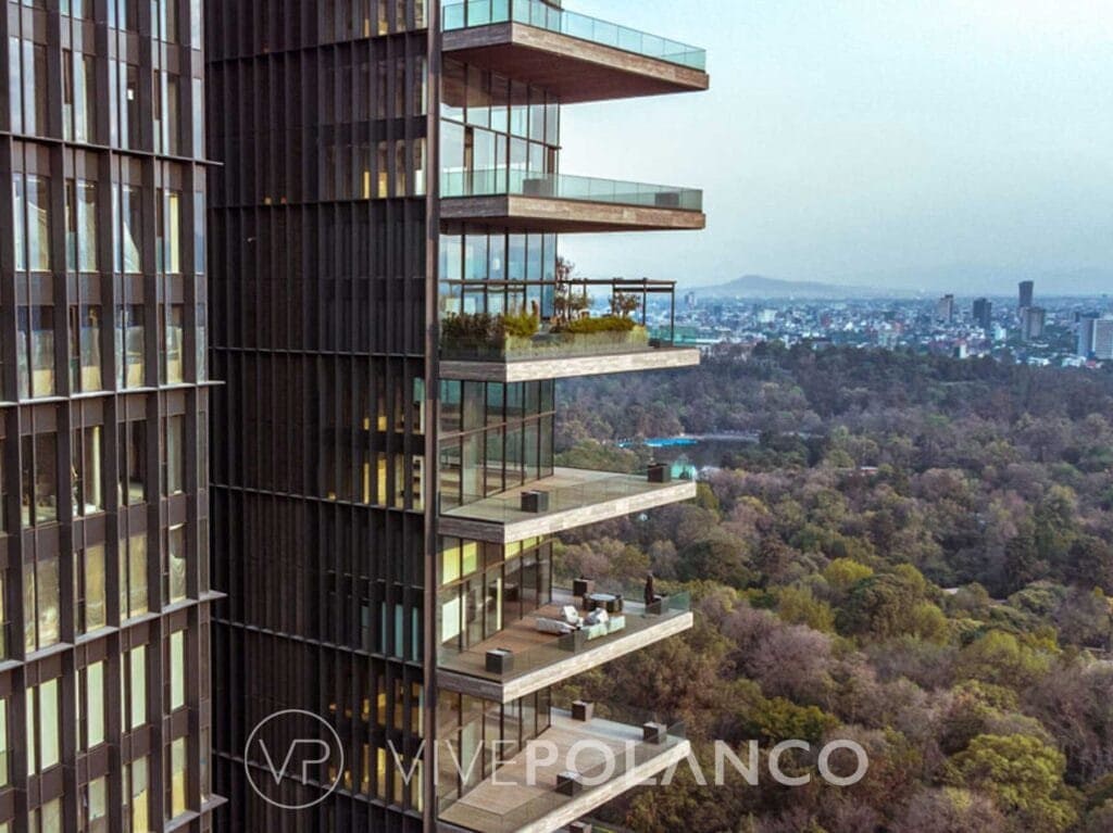 Terrazas escalonadas con barandales de cristal en Rubén Darío 225 Polanco 225, Vive Polanco, con vista al bosque