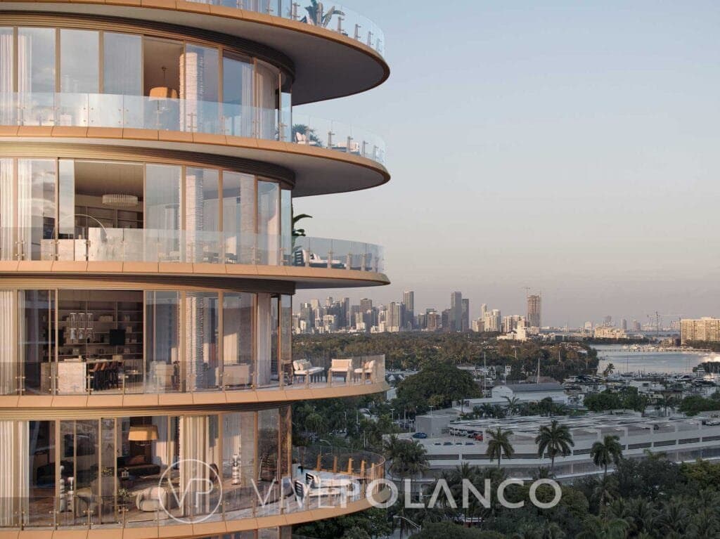 Balcones curvos Four Seasons Coconut Grove con vistas panorámicas al skyline de Miami y bahía