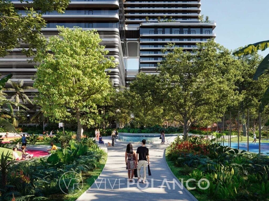 Área común exterior de Mercedes-Benz Places con alberca, jardines tropicales y senderos peatonales en Miami en Mercedes Benz Condo Miami, Polanco