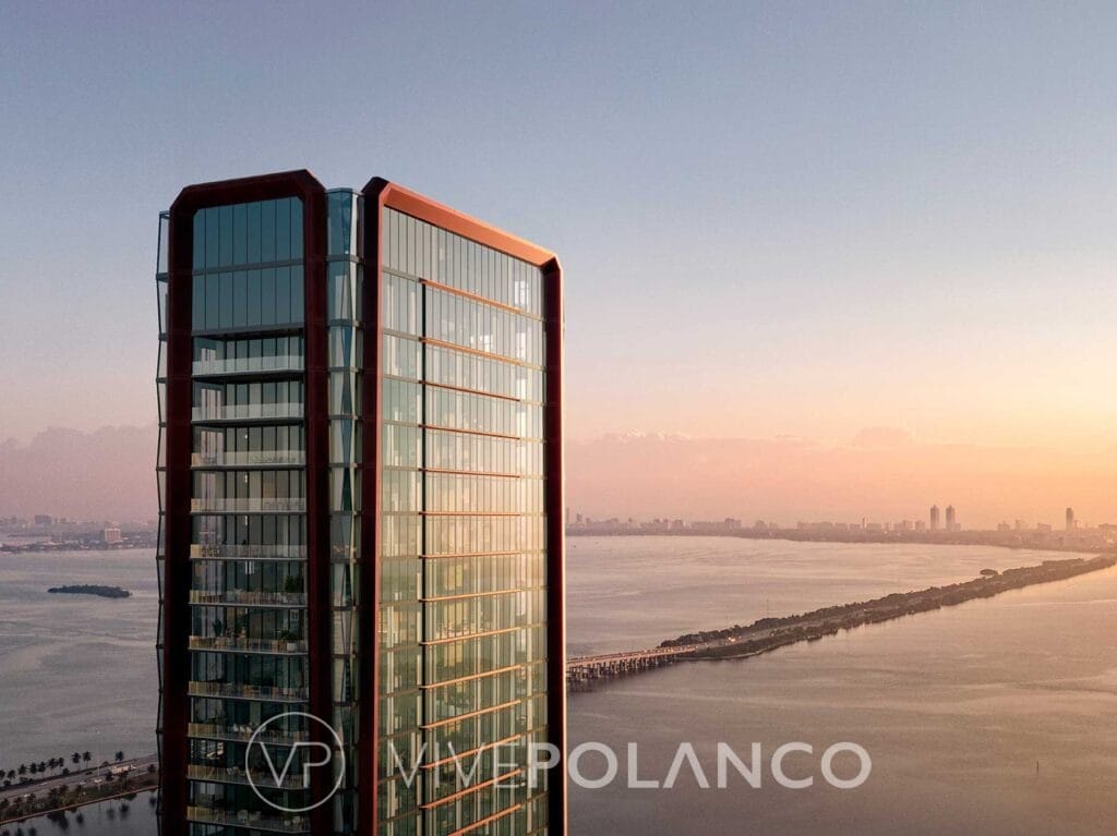 Fachada del 888 Brickell Miami Dolce & Gabbana con reflejos dorados del atardecer y vista panorámica