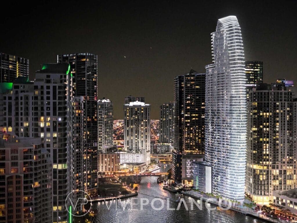 Vista nocturna de Aston Martin Residences y rascacielos iluminados en Downtown Miami con río Miami en Aston Martin Miami, Polanco
