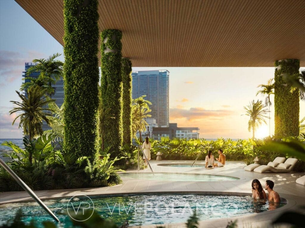 Área de piscina y jacuzzi con jardines verticales en Mercedes-Benz Places Miami, pareja relajándose en Mercedes Benz Condo Miami, Polanco