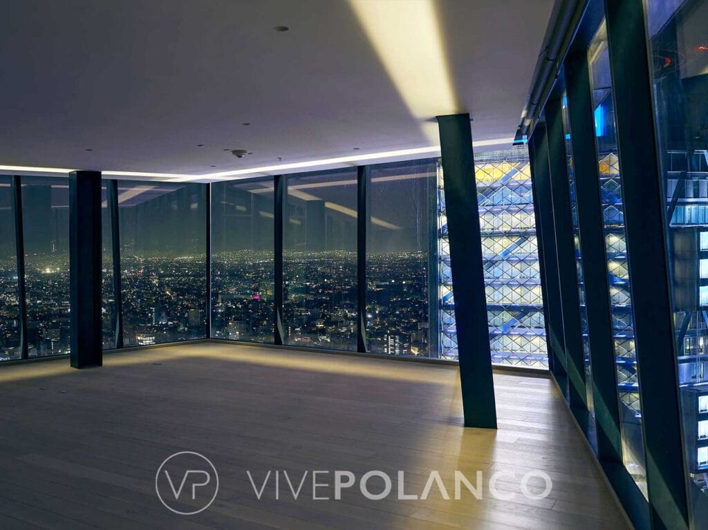 Ventanales panorámicos con vista nocturna de la ciudad desde The Ritz-Carlton Residences Mexico City en Ritz Carlton Cdmx5, Polanco