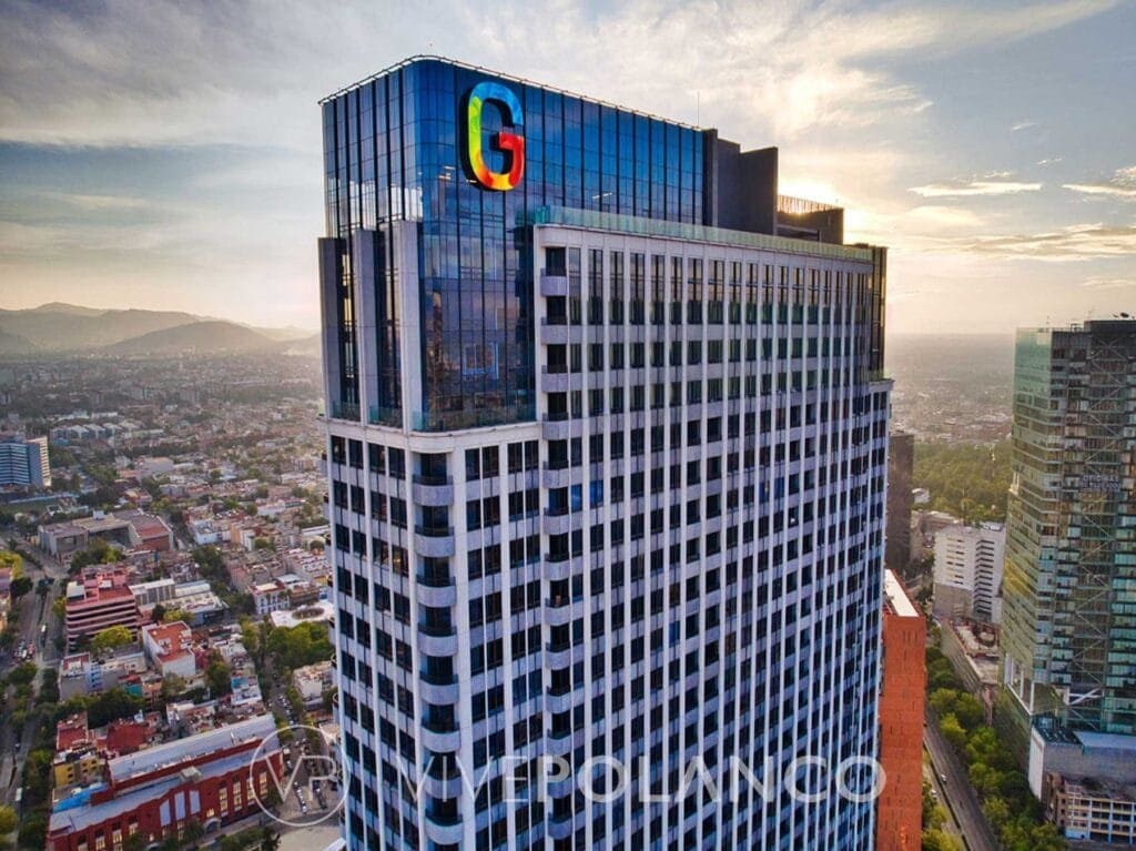 Be Grand Reforma, rascacielos con fachada de vidrio y letra G iluminada, ubicado en Ciudad de México en Be Grand Reforma Cdmx, Polanco