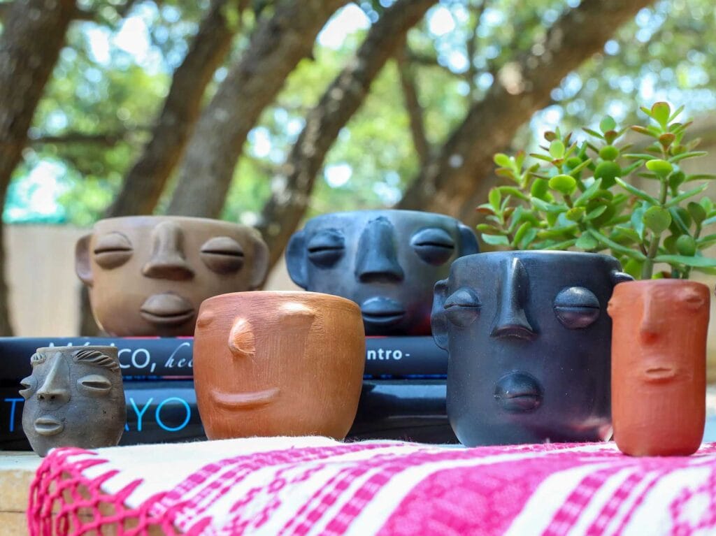 Macetas decorativas con rostros estilizados de artesanías mexicanas tradicionales modernas en terracota y colores