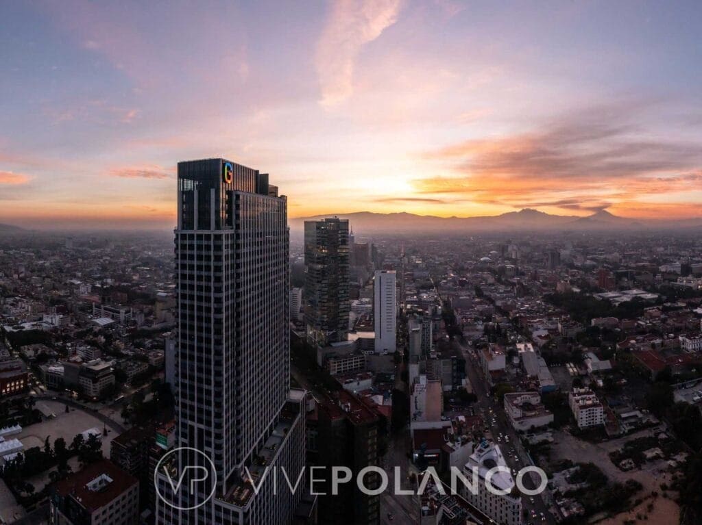 Vista aérea del desarrollo Be Grand Reforma durante el atardecer con cielo colorido y ciudad de fondo en Be Grand Reforma Cdmx, Polanco