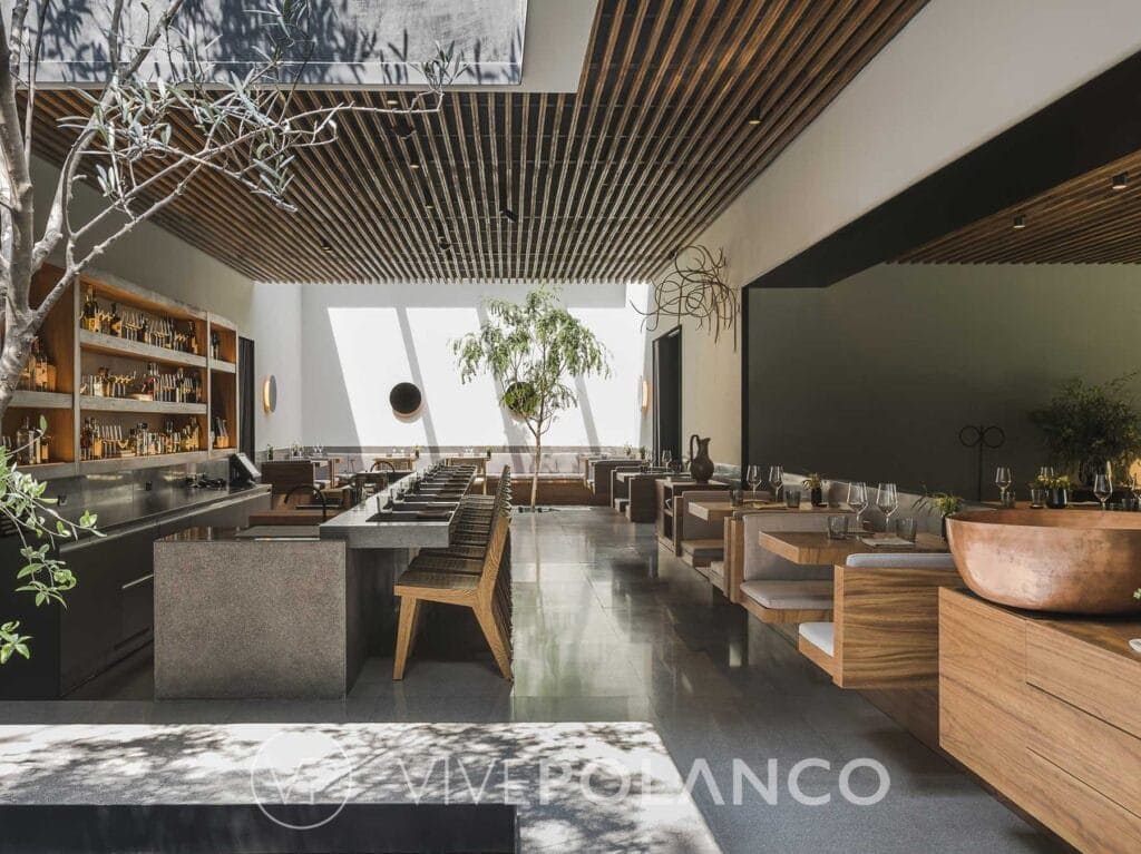 Restaurante de lujo en Polanco Restaurants, Polanco con barra de bar, mesas de madera, techos con listones y amplio ventanal