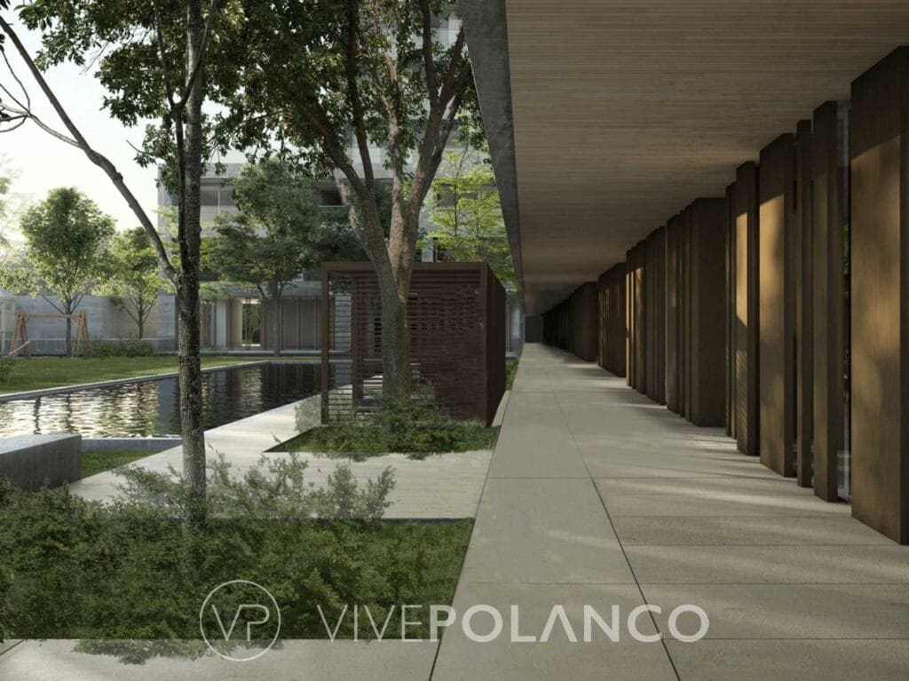 Corredor exterior techado con columnas y ventanales de madera en Ruben Dario 225, vista hacia jardín