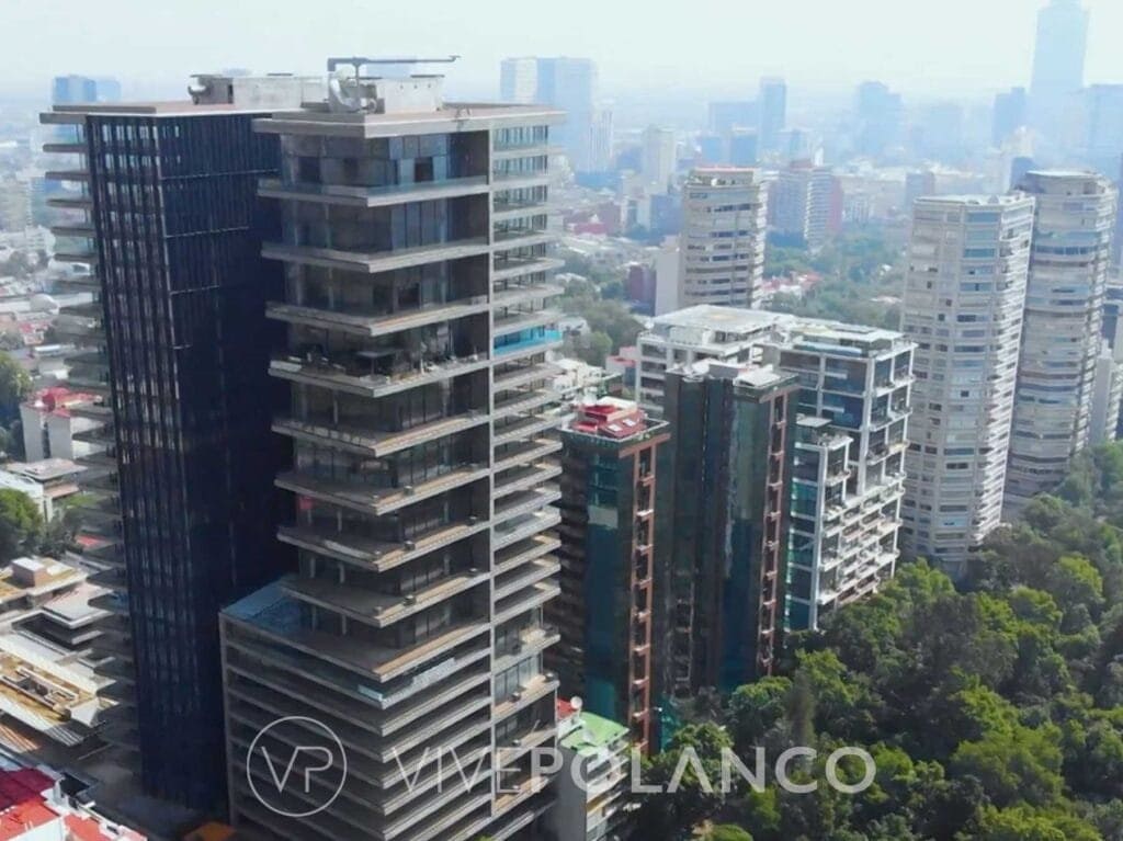 Vista aérea de edificios residenciales en Polanco incluyendo Ruben Dario 225 con fachada oscura moderna
