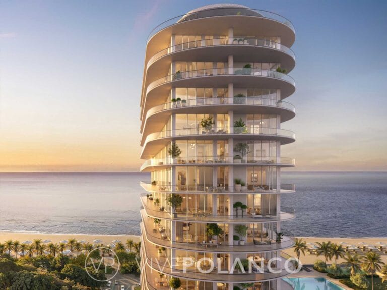Edificio residencial moderno de forma curvilínea con balcones y terrazas frente al océano durante atardecer en 72 Carlyle Miami Beach, Polanco