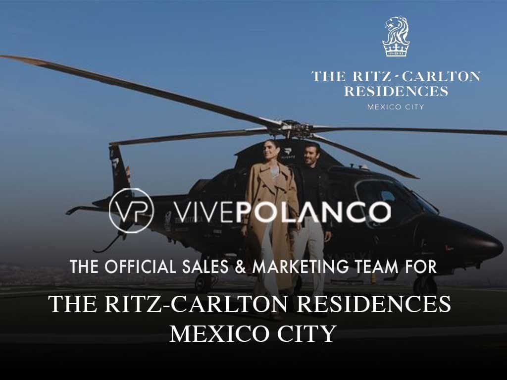 Pareja junto a helicóptero con branding de VIVE POLANCO y The Ritz-Carlton Residences Mexico City