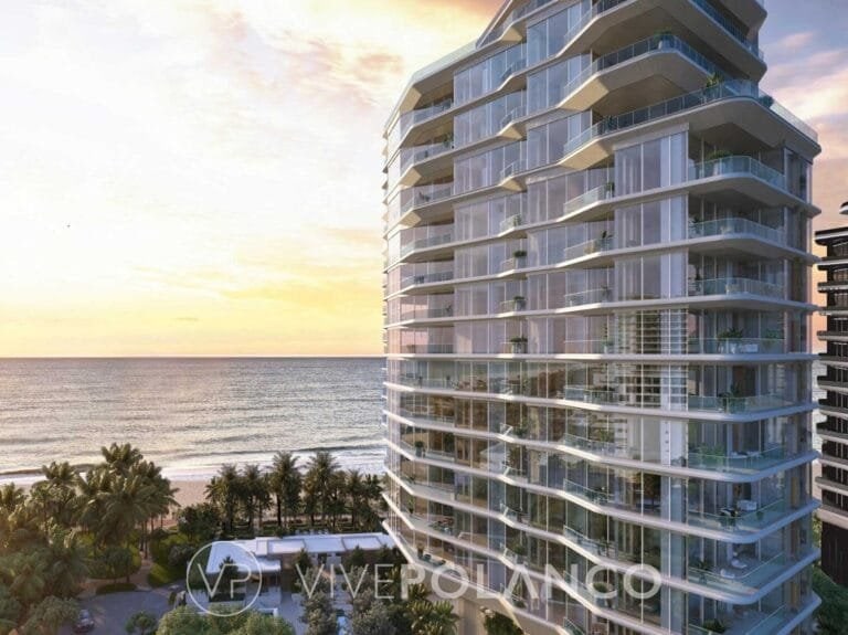 Fachada curva de vidrio de Aman Residences Miami Beach con balcones escalonados frente al océano y palmeras